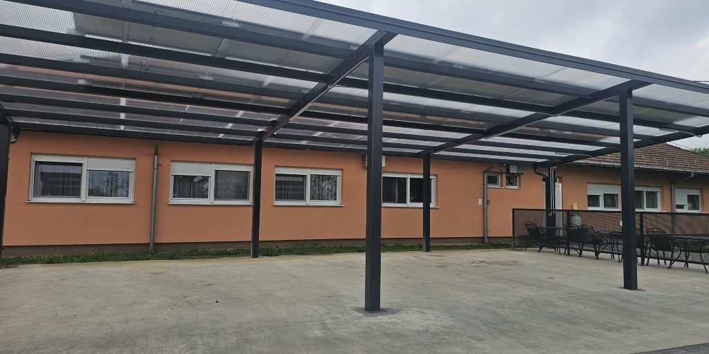 1000003047 Izgrađena nadstrešnica za smještaj vozila